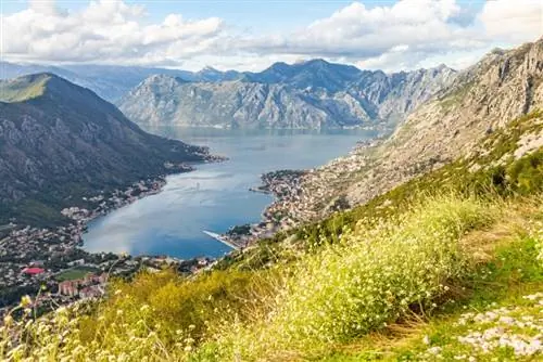 Котор, правая сторона, именует залив и расположен в одном из самых укромных уголков Адриатического моря. Фотографии Матиаса Фальконе.