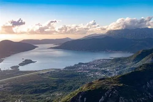 Тиват - самый молодой муниципалитет в этом районе и самый маленький во всей стране.