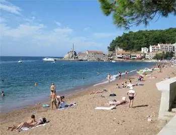 Пляж в Петроваце на Мору