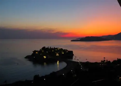 Закат на Свети Стефан в Черногории