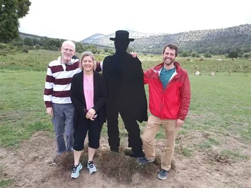 Позирует с изображением Клинта Иствуда на кладбище Сад-Хилл в Испании.