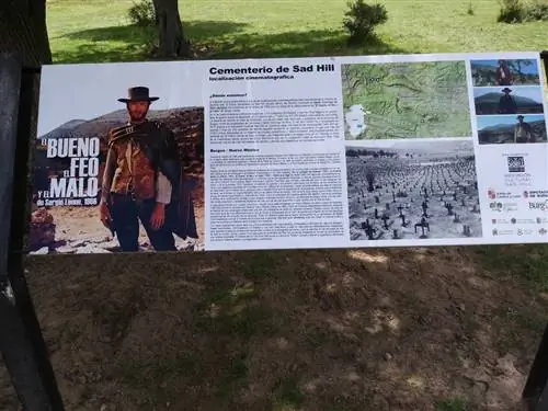 Вывеска на месте, где более 50 лет назад снимали финал фильма «Хороший, плохой, злой», называет его «одним из самых важных кинематографических мест в истории кино».