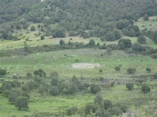 Далекий вид с близлежащего склона холма показывает концентрический круг вымышленного кладбища Сад-Хилл.