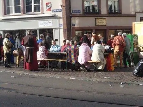 Традиционный Mehlsuppe, на длинных столах, где все наслаждаются особым супом и Kaesweihe для Basler Fasnacht. Фотографии Инки Пьегса-Кишотте.