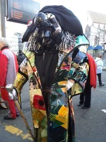 Гуляки в костюмах в Basler Fasnacht в Базеле, Швейцария.