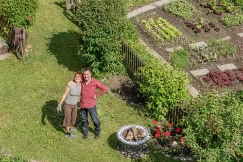 Даниэль и Сюзанна в саду отеля «Эдельвейс».