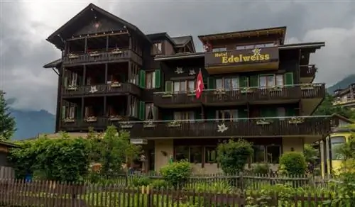 Отель Эдельвейс в швейцарских Альпах.