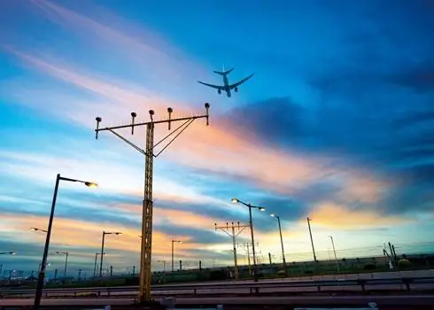 Самолет летит над закатом. Фотографии международного аэропорта Гонконга.