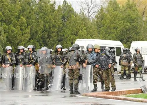 ОМОН в Бишкеке, столице Кыргызстана, во время апрельской революции 2010 г.