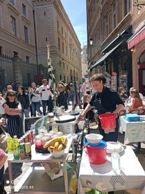 Шумный киоск блинов в старом городе Лиона.