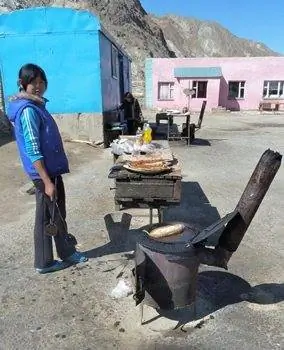 Мальки придорожной рыбы в селе Нарын, Киргизия.