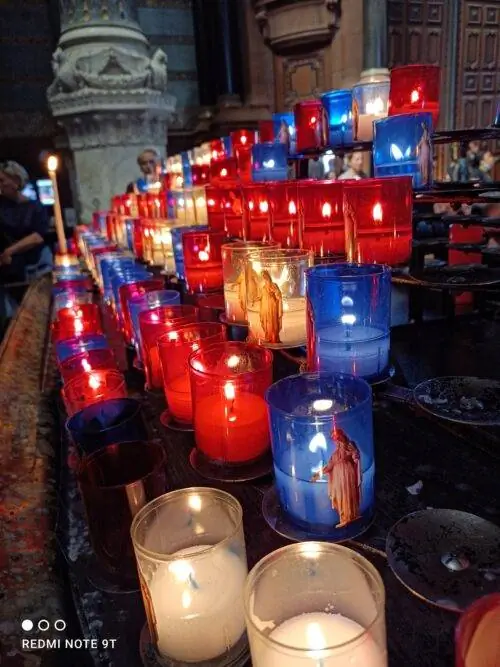 Бдение при свечах - все это было зажжено гостями церкви, за исключением материнского пламени сзади слева.