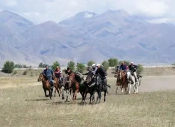 Игроки скачут по полю к воротам.