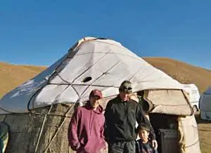 Автор, его проводник и пастушок у юрты на второй день похода по равнинам Кыргызстана.