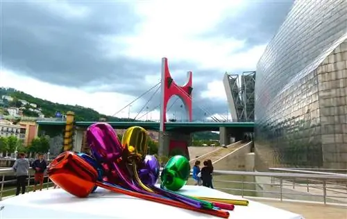 Искусство выставлено за пределами Гуггенхайма, а также в нем.