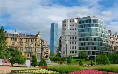 Старое и новое стоят бок о бок в Бильбао, Испания.