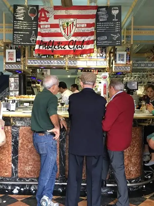 Стоять, пить пиво или вино и есть пинчос - традиция Бильбао.