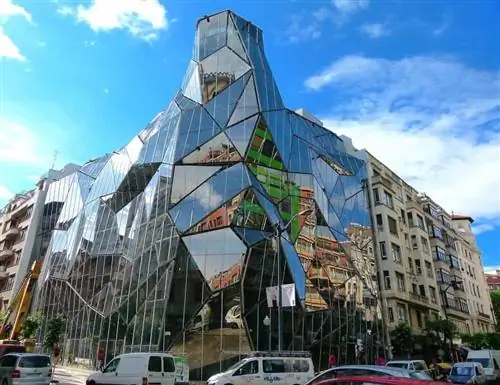 В современном стеклянном здании находится Департамент здравоохранения.