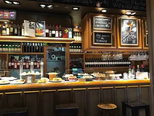 Пинчос раскладывают для посетителей в барах Бильбао.