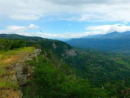 Параглайдинг над красивой сельской местностью Сан-Хиль, Колумбия.