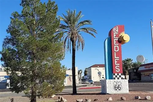 Приветственный знак Needles на шоссе 66. Фото Кэти Кондон.