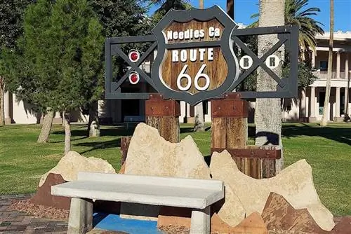 Скамейка расположена в парке перед домом Эль Гарсес Харви. Фото Кэти Кондон