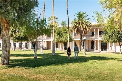 Эль-Гарсес с гордостью отреставрирован снаружи как один из последних оставшихся домов Харви, которые стояли вдоль железной дороги до 40-х годов. Фото Надин Конгер