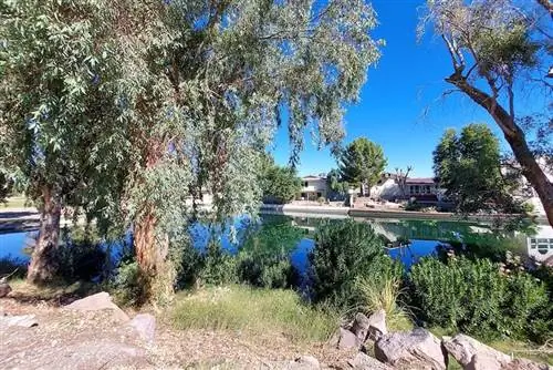 В Нидлсе есть элитные жилые районы в бухтах реки Колорадо. Этот район популярен среди домов для отдыха в Сан-Диего и Лос-Анджелесе. Фото Кэти Кондон