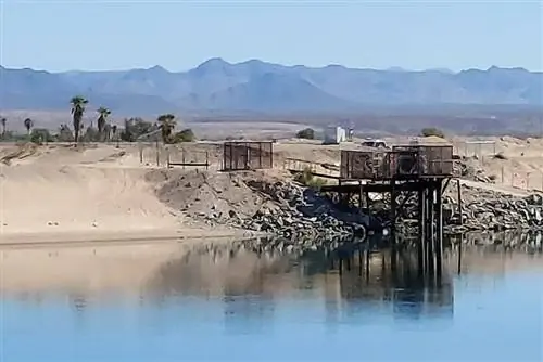 Вид на Аризону через реку Колорадо перед муниципальным полем для гольфа Rivers Edge в Нидлз. Фото Кэти Кондон