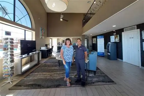 Игроки в гольф наслаждаются коктейлем и едой в гриль-баре 19th Hole после игры на поле для гольфа Rivers Edge. Окна открывают вид на реку Колорадо. Фото Кэти Кондон