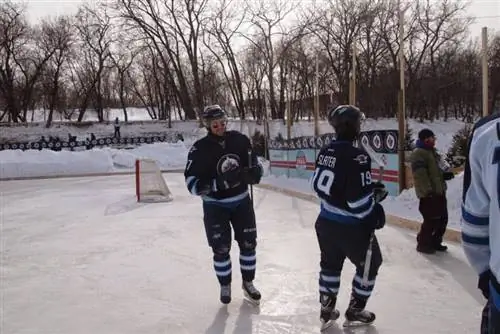Игроки Winnipeg Jets во время тренировочной игры на реке.