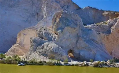 огромные скалы