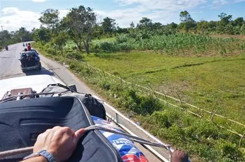 Еду на крыше автобуса, пока местная полиция не замечает там белого парня и не останавливает автобус.