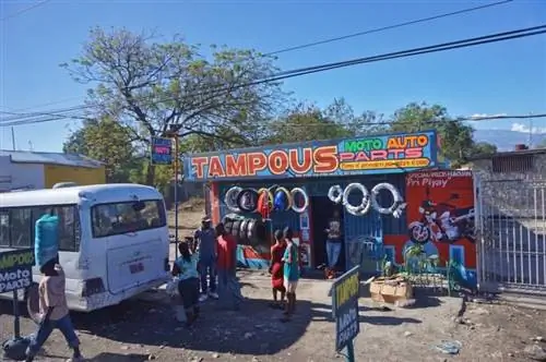 Ремонт колеса в Кап-Аитьен, Гаити.