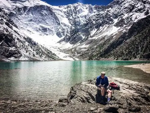 Походы по Таджикистану: Автор делает заметки на тропе недалеко от Куликалоны, Таджикистан. Фотографии Джона Хендерсона.