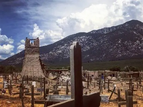 Старое индейское кладбище пуэбло в Таосе, Нью-Мексико.