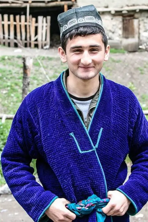 Мальчик в Артуче в парадной одежде в честь смерти молодой девушки.