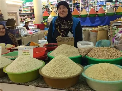 Базар Шах Мансур, самый большой публичный рынок в Душанбе.