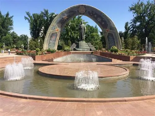 Памятник Рудаки, самому известному писателю Таджикистана, в парке Рудаки в Душанбе.