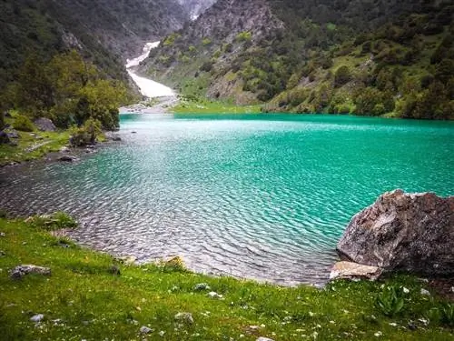 Одно из трех озер Чукурак над альпинистским лагерем Артуч.