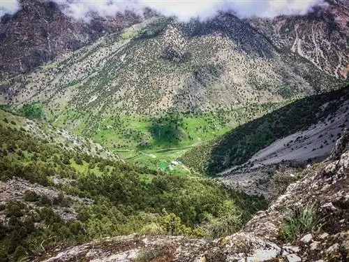 Вид на альплагерь Артуч с вершины Чукурак.