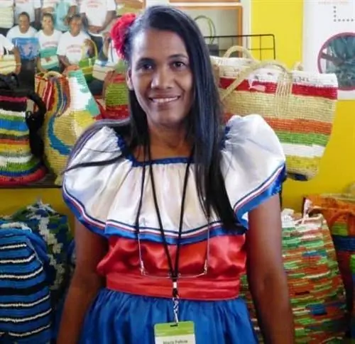 Кооператив Марии Инфанте из Доминиканской Республики, состоящий из 25 женщин, перерабатывает пластиковые пакеты в кошельки и сумки на Рынке народного искусства Нью-Мексико в Санта-Фе.