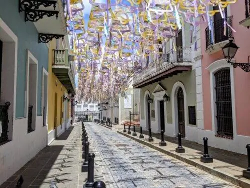 Часть Calle Forteleza, ведущая к особняку губернатора, всегда украшена красочными лентами и другими висящими предметами.