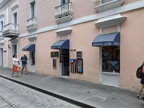 Магазин ремесленных изделий - лишь один из множества магазинов на улице Калле Форталеза, где продаются произведения искусства местных художников.