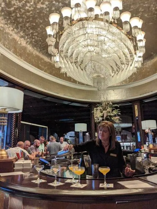 Бармен отеля Fairmont El San Juan готовит нам свой любимый напиток: коктейль из маракуйи и рома.