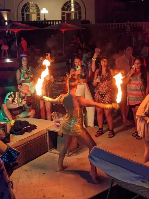 Судя по всему, в Сан-Хуане ни одна вечеринка La Noche de San Juan не обходится без танцовщицы с огнем.