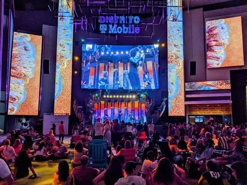 Ночная жизнь Сан-Хуана в Distrito T-Mobile.