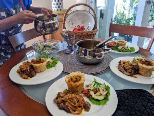 Шеф-повар Нивия Вильянуэва готовит наш вкусный обед, приготовленный нами!