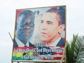 Рекламные щиты, приветствующие США и президента Обаму, были повсюду на Кейп-Косте.