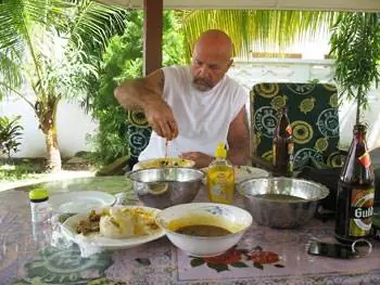 Ешьте традиционную ганскую еду, как местные жители - своими руками. Обратите внимание на миску с водой и мыло, чтобы потом вымыть липкие пальцы.